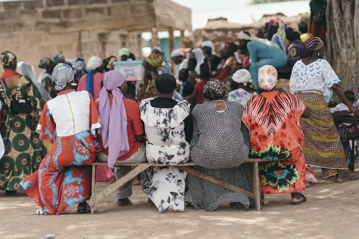 Des femmes en pagnes colorés réunies en assemblée