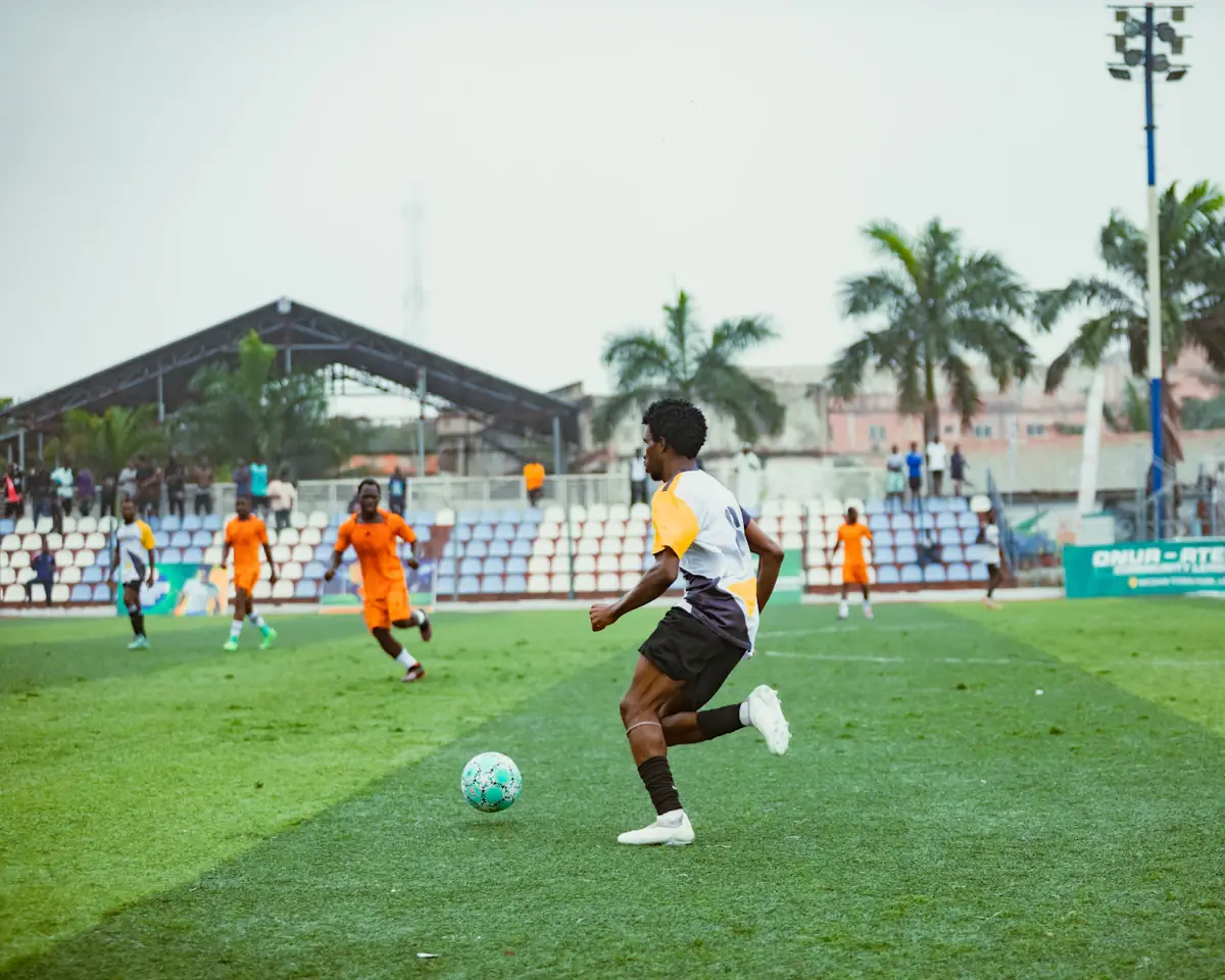 Un joueur conduit le ballon pendant un match de football